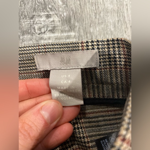 H&M Knee-length skirt in patterned weave with decorative buttons. size 4 - Picture 8 of 10